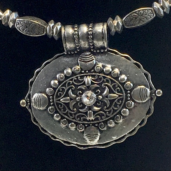 Western-style, silver-tone choker - Picture 2 of 2